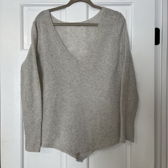 Subtle Luxury Cashmere Sweater Womens S/M Beige Gray V-neck Thin Soft Preppy - Picture 1 of 6